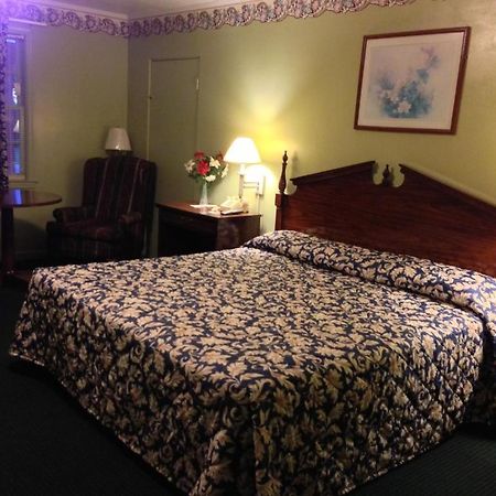 Northside Inn Claxton Room photo